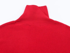 Dettaglio ravvicinato dello scollo a dolcevita rosso e della trama della maglia