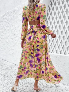 Détail d'un haut court dos nu jaune et d'une jupe longue à fleurs taille haute