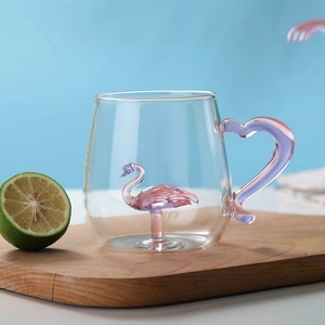 Creative glass mug with pink flamingo sculpture and heart-shaped handle for summer beverages