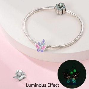 Détail du bracelet papillon en argent avec émail rose et effet lumineux dans le noir
