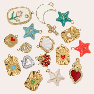 Sélection de breloques en acier inoxydable doré 14k, cœur, lune et étoile en émail