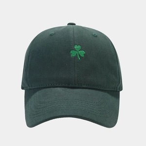 Détail de la broderie trèfle vert sur une casquette de baseball en coton vert