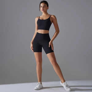 Dettaglio del set sportivo da donna nero con pantaloncini biker a vita alta e reggiseno