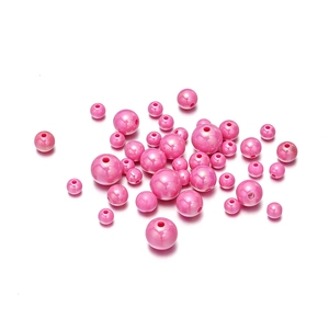 Makroaufnahme von rosa perlmuttfarbenen Acrylperlen für DIY-Schmuck und Handyketten