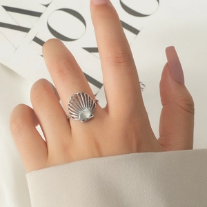Chic silver scallop shell open ring for women with minimalist hollow metal design