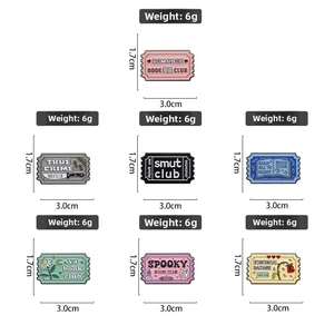 Détail de pin's émaillés colorés en forme de ticket avec dimensions et poids précisés