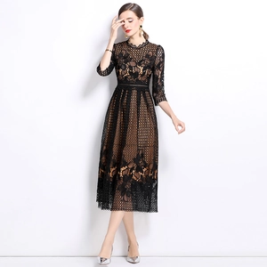 Robe midi élégante en dentelle noire avec col rond et silhouette trapèze ajustée