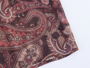 Detailansicht des böhmischen Paisley-Musters mit Rüschen und Vintage-Textur