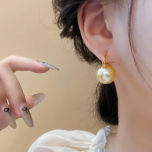 Detailansicht eines runden Perlenohrrings mit 18k Goldverschluss für einen eleganten Look