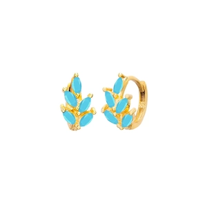 Détail de créoles dorées S925 avec incrustation de pierres turquoise en forme de feuilles