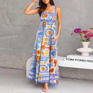 Detail eines Sommer-Trägerkleids mit blau-orangem Meeresdruck sowie Zitronen- und Fischmuster