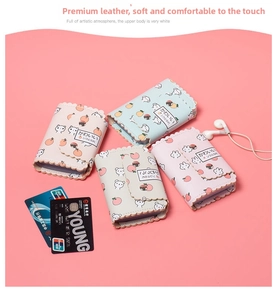Détail de porte-cartes en cuir PU à bords festonnés avec motifs d'ours et fruits mignons