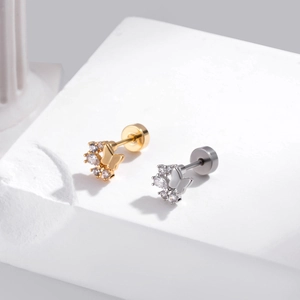 Vue macro de boucles d'oreilles papillon en or et argent serties de zircons cubiques