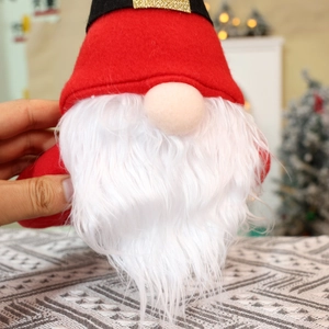 Detailansicht eines Weihnachts-Gnomes mit rotem Paillettenhut und weißem Plüsch-Bart