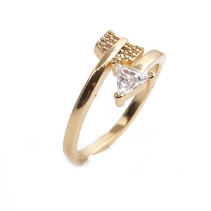 Bague flèche minimaliste en or pour femme avec pierre en zircon triangle et détails texturés