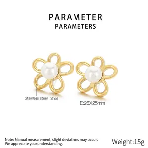 Détail de boucles d'oreilles en acier doré 18K avec fleurs et perles de nacre