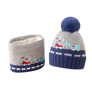 Ensemble d'hiver pour enfants: bonnet et écharpe avec broderie voiture et doublure peluche