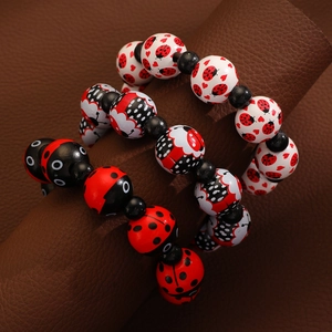 Gros plan détaillé de bracelets en perles de coccinelle sur un rouleau en cuir brun