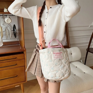 Vue détaillée du sac matelassé en coton floral avec bandoulière rose et texture douce