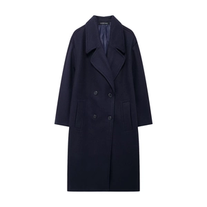 Détails du manteau long en laine bleu marine à double boutonnage avec revers élégants