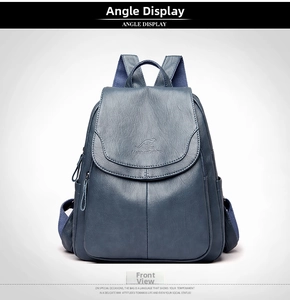 Detalle de mochila azul con textura de piel de oveja y logotipo de marca grabado