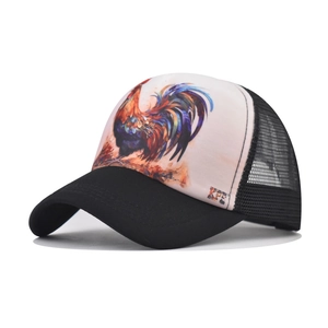 Detalle de gorra trucker de malla con estampado artístico de gallo y visera curvada