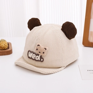 Détail de la casquette bébé en velours côtelé avec oreilles d'ours et texture douce