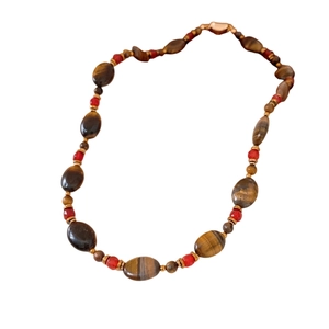 Collier artisanal en perles d'oeil de tigre et corail rouge plaqué or 18 carats