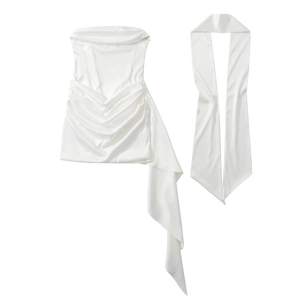 Robe bustier élégante en satin blanc avec texture plissée et écharpe assortie