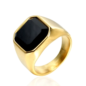 Détail d'une bague vintage en acier doré pour homme avec pierre noire rectangulaire