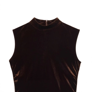 Top senza maniche a collo alto in velluto marrone scuro con finitura lucida e zip