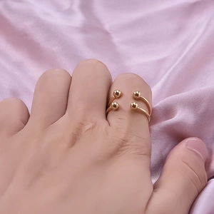 Bague ouverte chic en acier inoxydable 304 avec quatre sphères dorées sur satin rose
