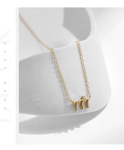 Détail du collier pendentif 777 en argent doré avec zircon sur support géométrique