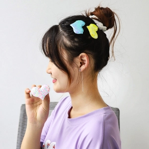 Barrettes à cheveux en forme de cœur à paillettes pour filles, vue latérale sur modèle