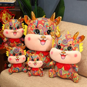 Gruppo di colorati peluche a forma di drago per l'anno cinese 2024 in diverse misure.