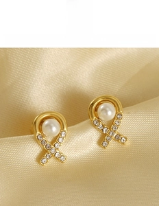 Détails de boucles d'oreilles croisées en acier inoxydable doré avec perle et petits diamants