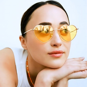 Occhiali da sole alla moda a forma di cuore con lenti gialle e montatura in metallo dorato
