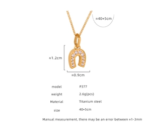 Vue détaillée du pendentif en forme de U plaqué or 18K avec zircons clairs sertis