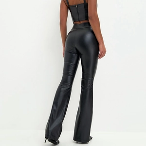 Pantaloni svasati in pelle PU nera lucida a vita alta con dettaglio zip sul retro da donna