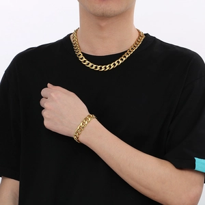Ensemble collier et bracelet maille gourmette plaqué or pour homme sur mannequin