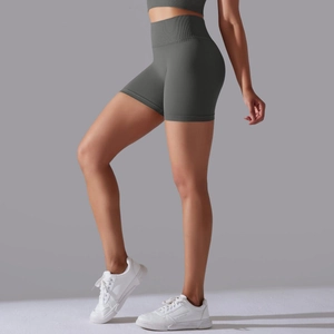 Vue latérale du short de yoga gris sans couture à taille haute montrant l'élasticité