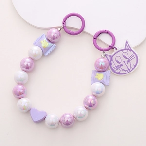 Vue détaillée de la dragonne de perles avec cœur violet, bonbon et chat mignon