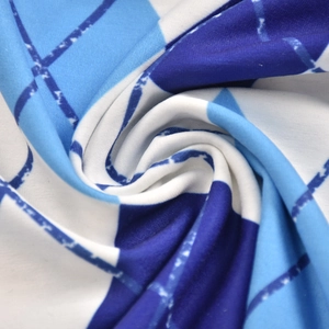Détail macro du tricot à carreaux bleu marine et blanc montrant texture et drapé