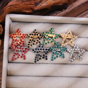 Set di spille a stella in metallo con strass colorati in una scatola per gioielli in velluto