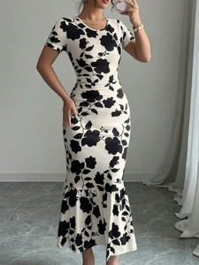 Detail des Blumenmusters auf engem Kleid mit Rüschensaum im Meerjungfrau-Stil