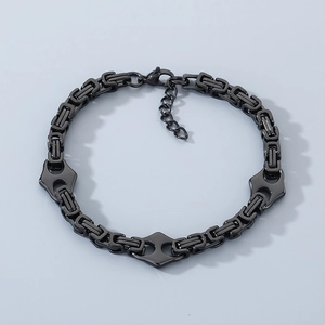 Detail der 5mm gunmetal Byzantiner Gliederkette mit geometrischen Anhängern und Karabinerverschluss