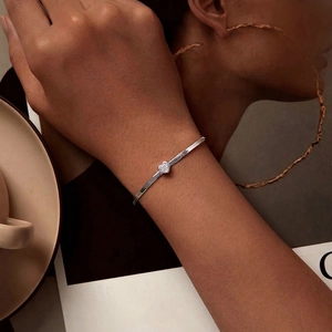 Elegant s925 silver snake chain bracelet featuring a sparkling heart-shaped zircon stone