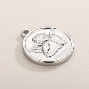 Vue détaillée du relief d'ange Cupidon sur un pendentif rond en acier inoxydable