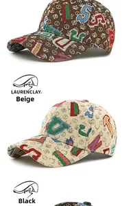 Vista vertical de gorras de béisbol bordadas en beige y negro con motivos de jacquard