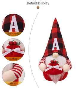 Bambola di peluche gnomo scozzese rosso e nero con un sacchetto regalo di Natale